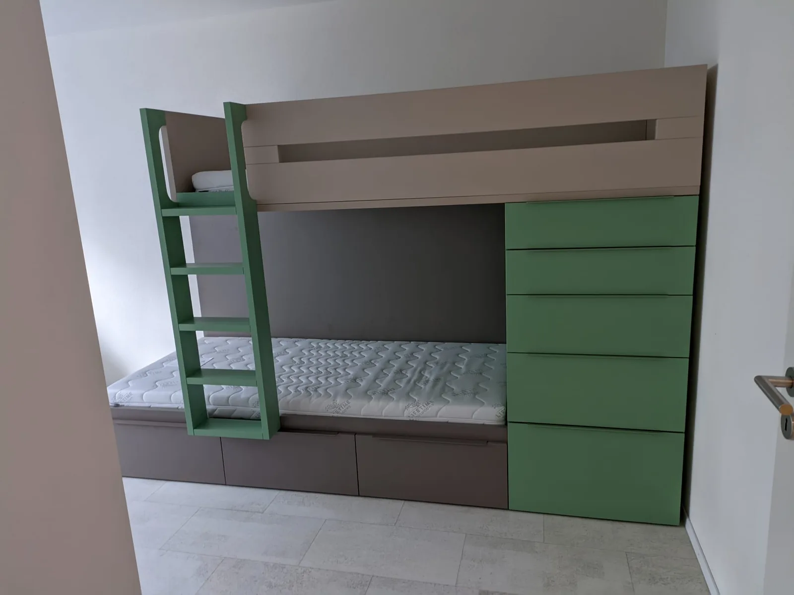 Etagenbett in Grün und Taupe mit Schubladenturm